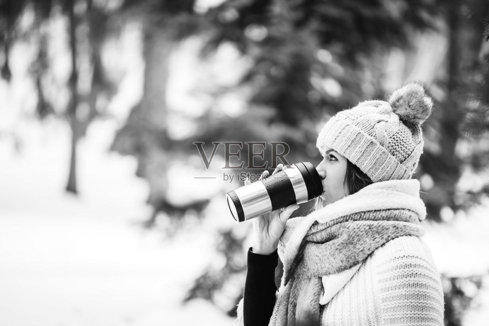 在雪中喝咖啡的女人照片摄影图片