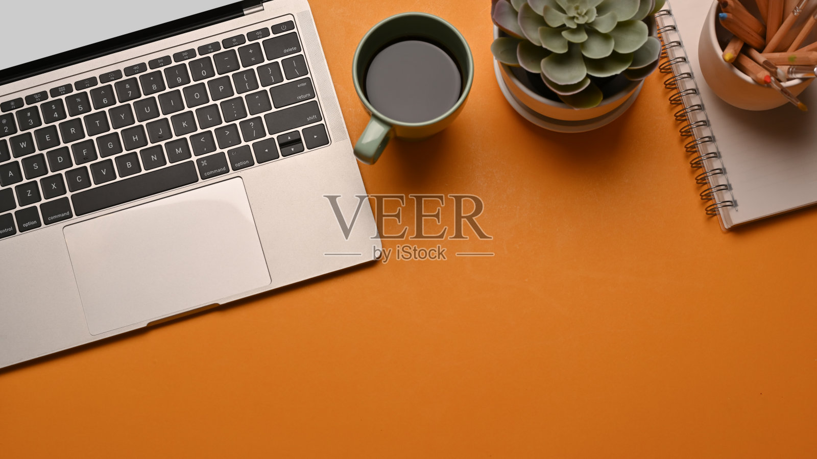 有笔记本电脑，咖啡杯，文具和复印空间的工作空间照片摄影图片