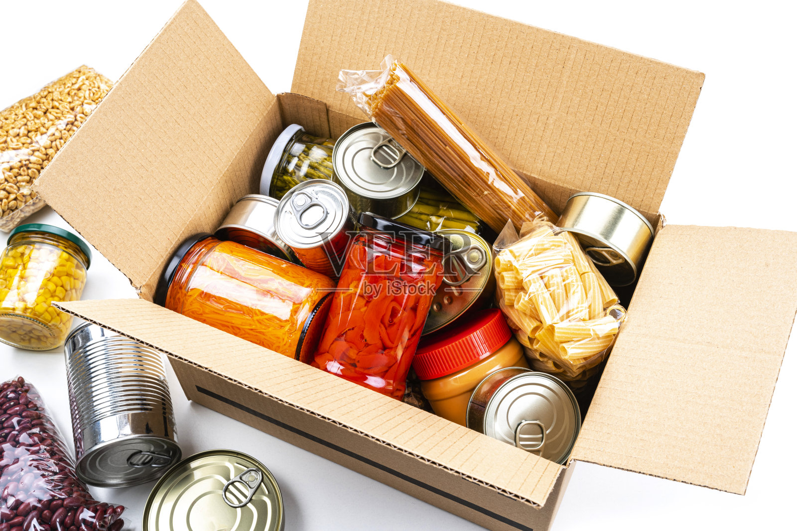 装着不易腐烂的食物的纸板箱。高角度的观点。照片摄影图片