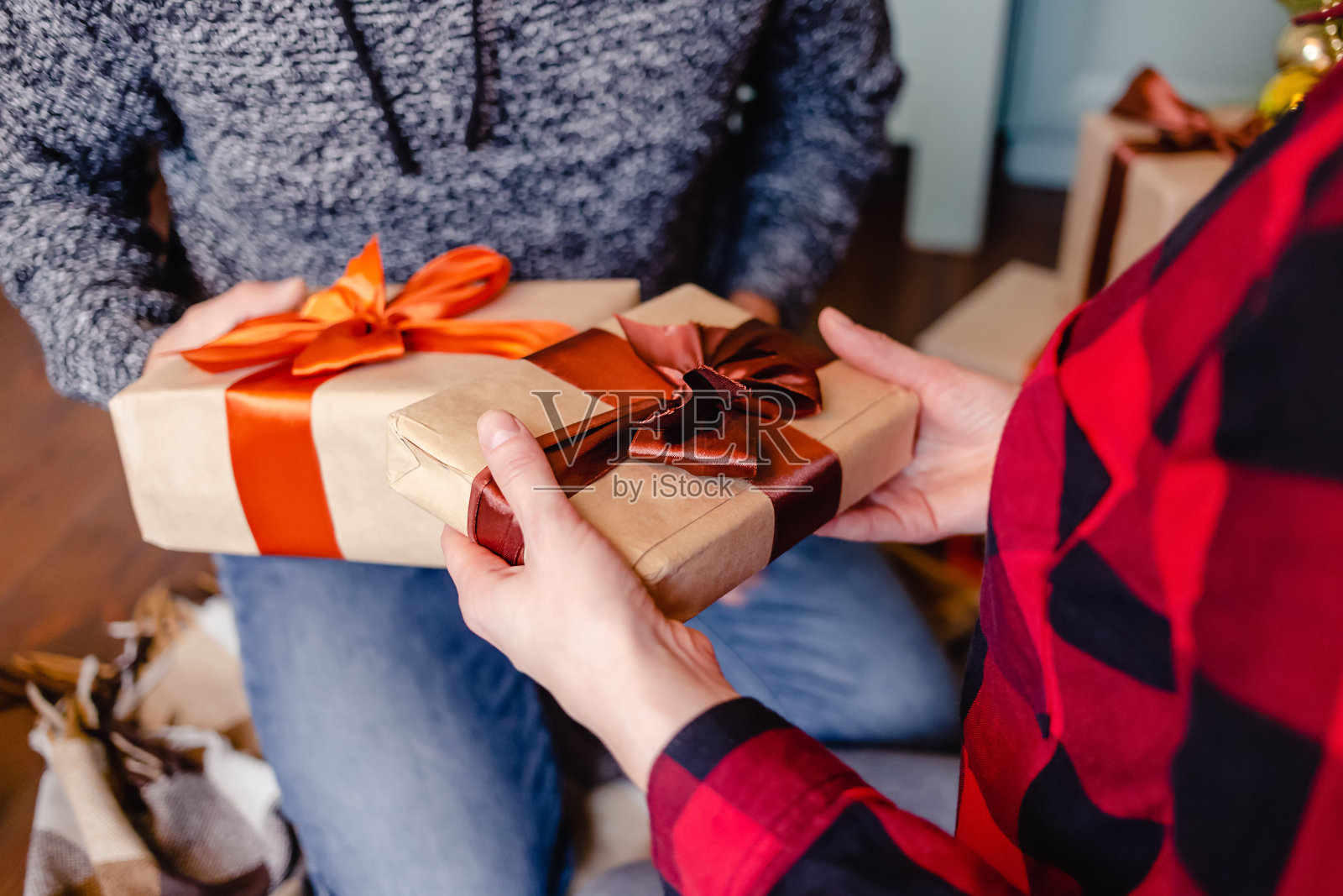 情侣互赠礼物照片摄影图片