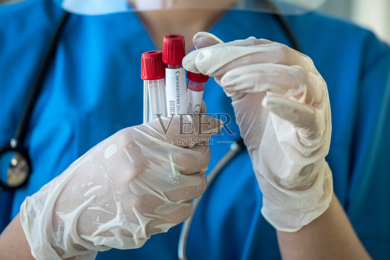 实习护士戴面罩，在医院对covid - 19的检测显示阳性照片摄影图片