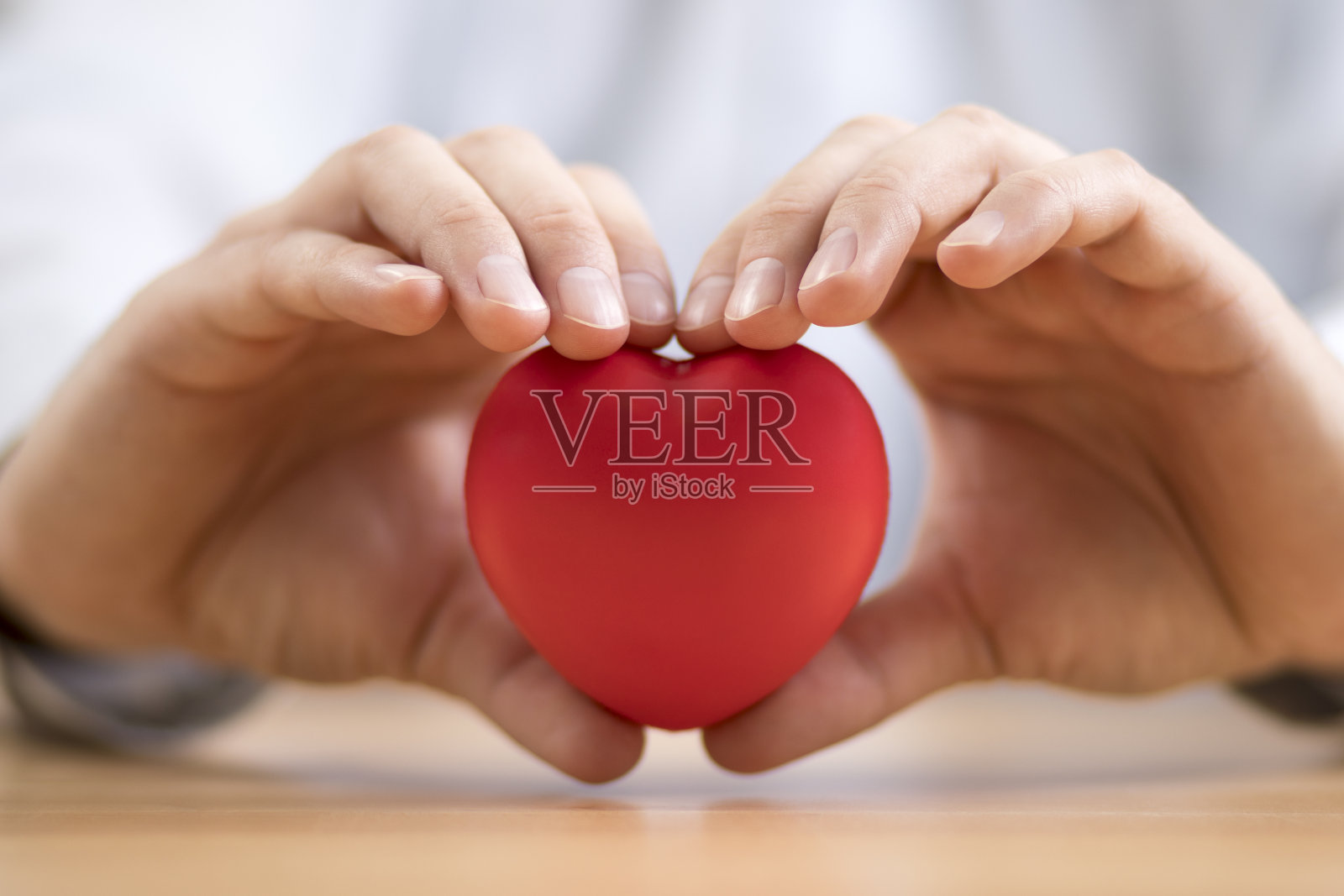 手里拿着红心。健康保险或爱情概念照片摄影图片