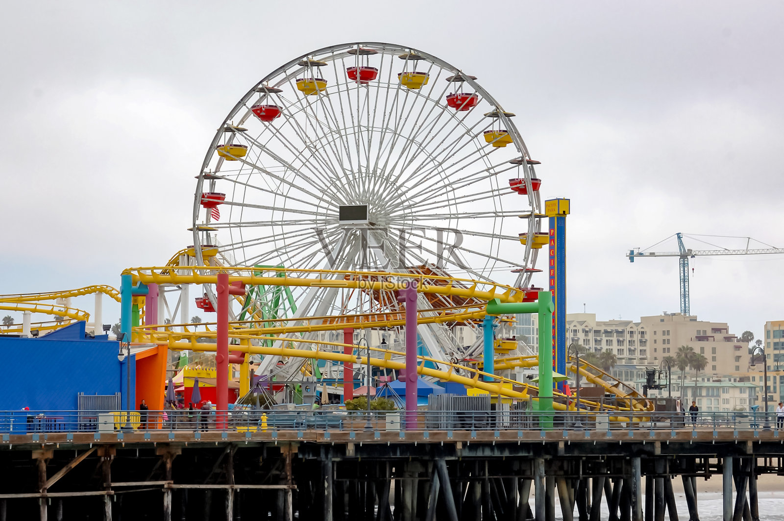 加州码头上的摩天轮和过山车照片摄影图片