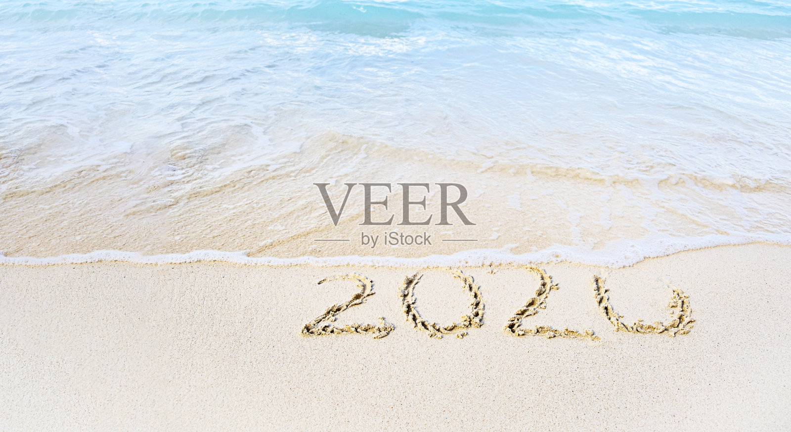 写在被海浪冲刷的热带沙滩上照片摄影图片