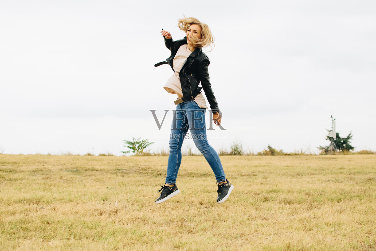 快乐女人跳股票照片照片摄影图片