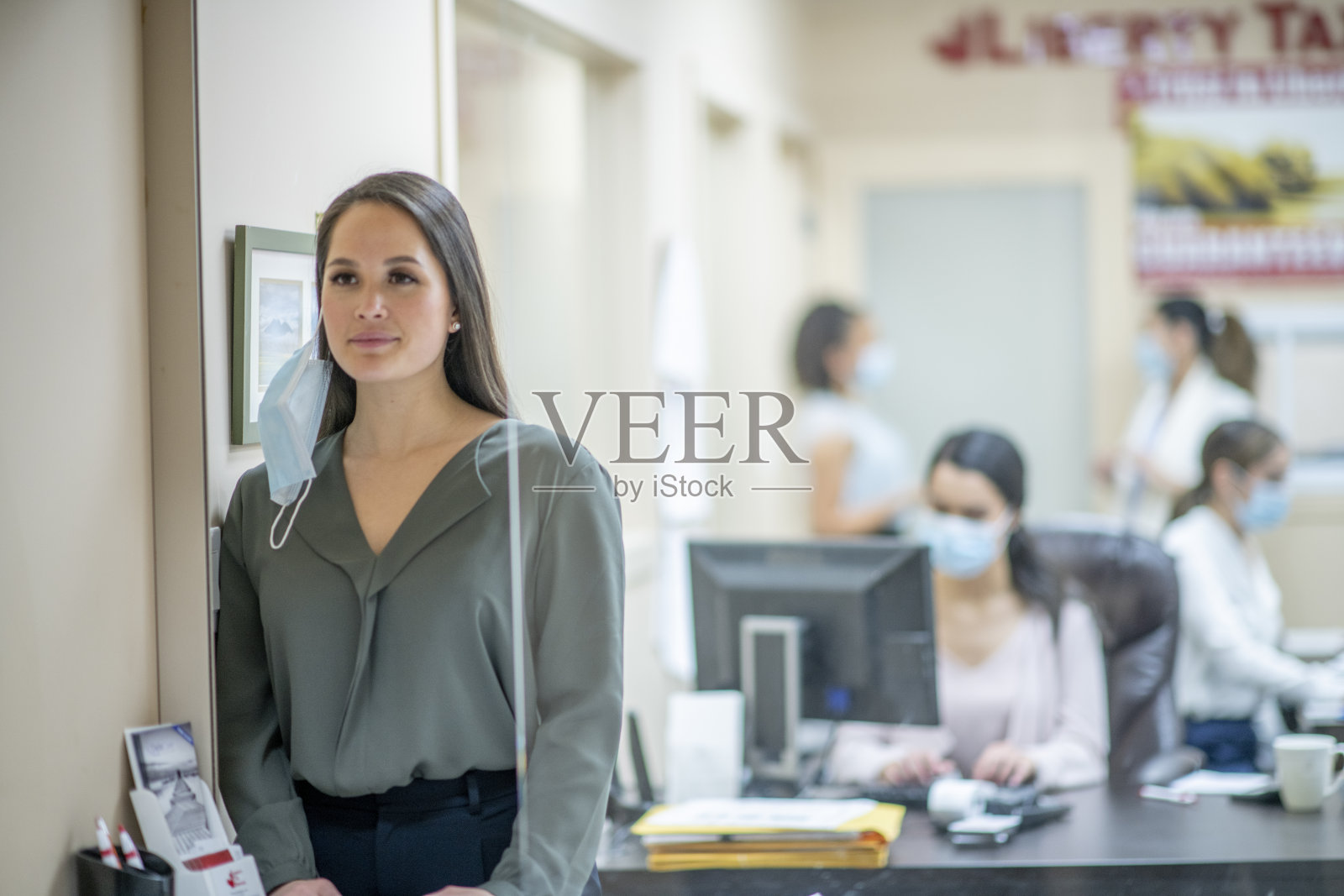 在COVID-19期间重返工作岗位照片摄影图片