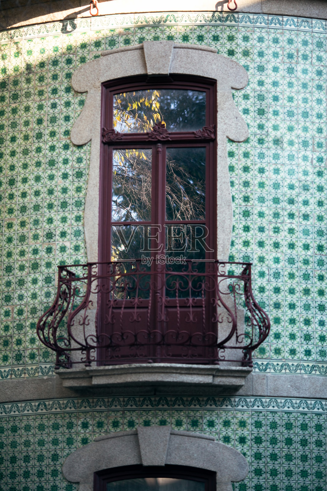 带有窗户和葡萄牙传统阿祖列霍瓷砖的典型建筑立面片段。葡萄牙的波尔图街头。照片摄影图片