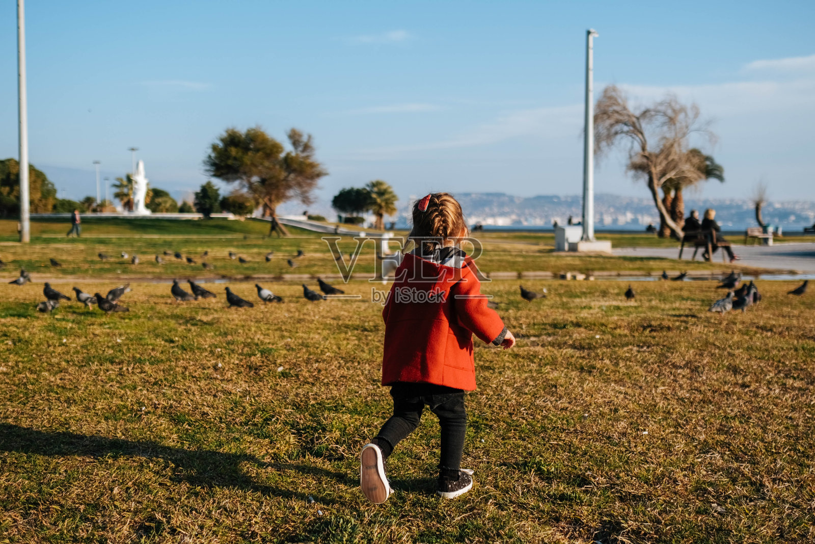 无忧无虑的年轻爸爸和女儿走在春天的日子。照片摄影图片