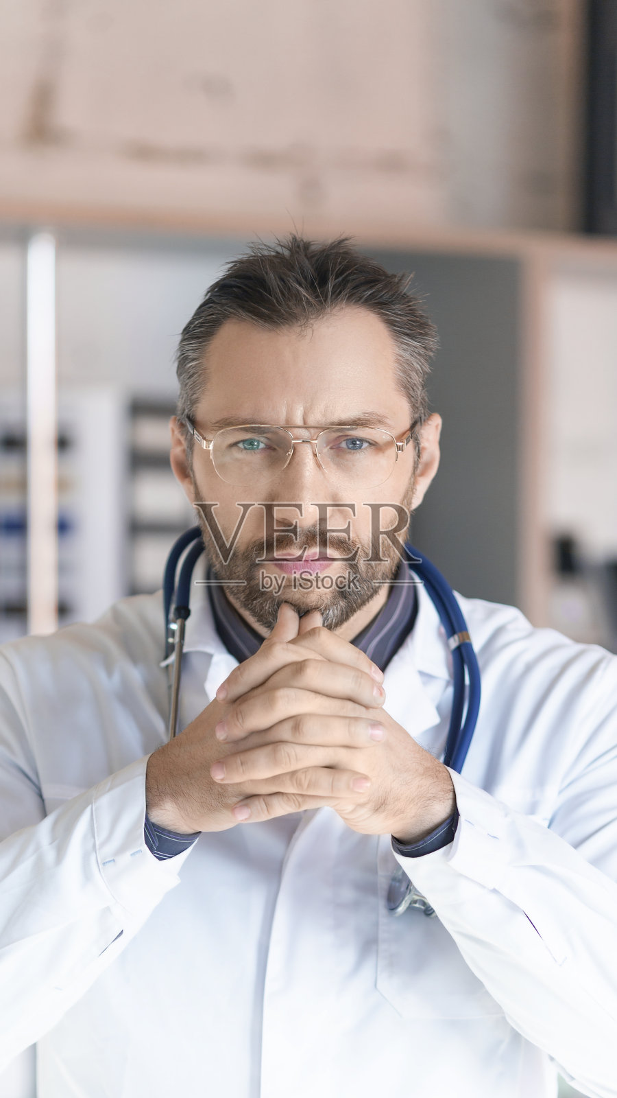 竖版照片：戴听诊器的医生正在倾听照片摄影图片