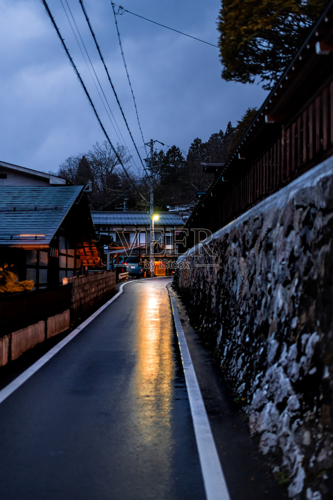 岐阜县高山镇传统村寨在早春的夜晚用灯火和石墙砌成的小路通行照片摄影图片