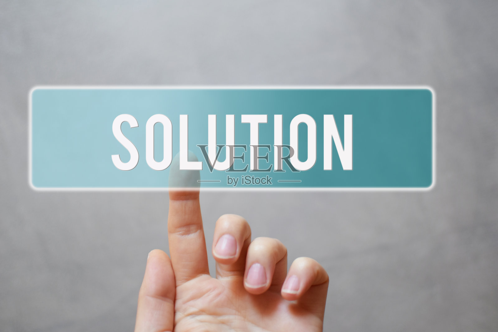 解决方案-手指按蓝色透明按钮在灰色虚拟触摸屏界面。照片摄影图片