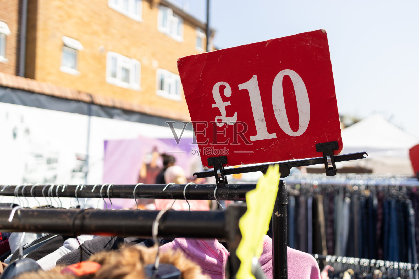 跳蚤市场上的红色英镑价格标志照片摄影图片