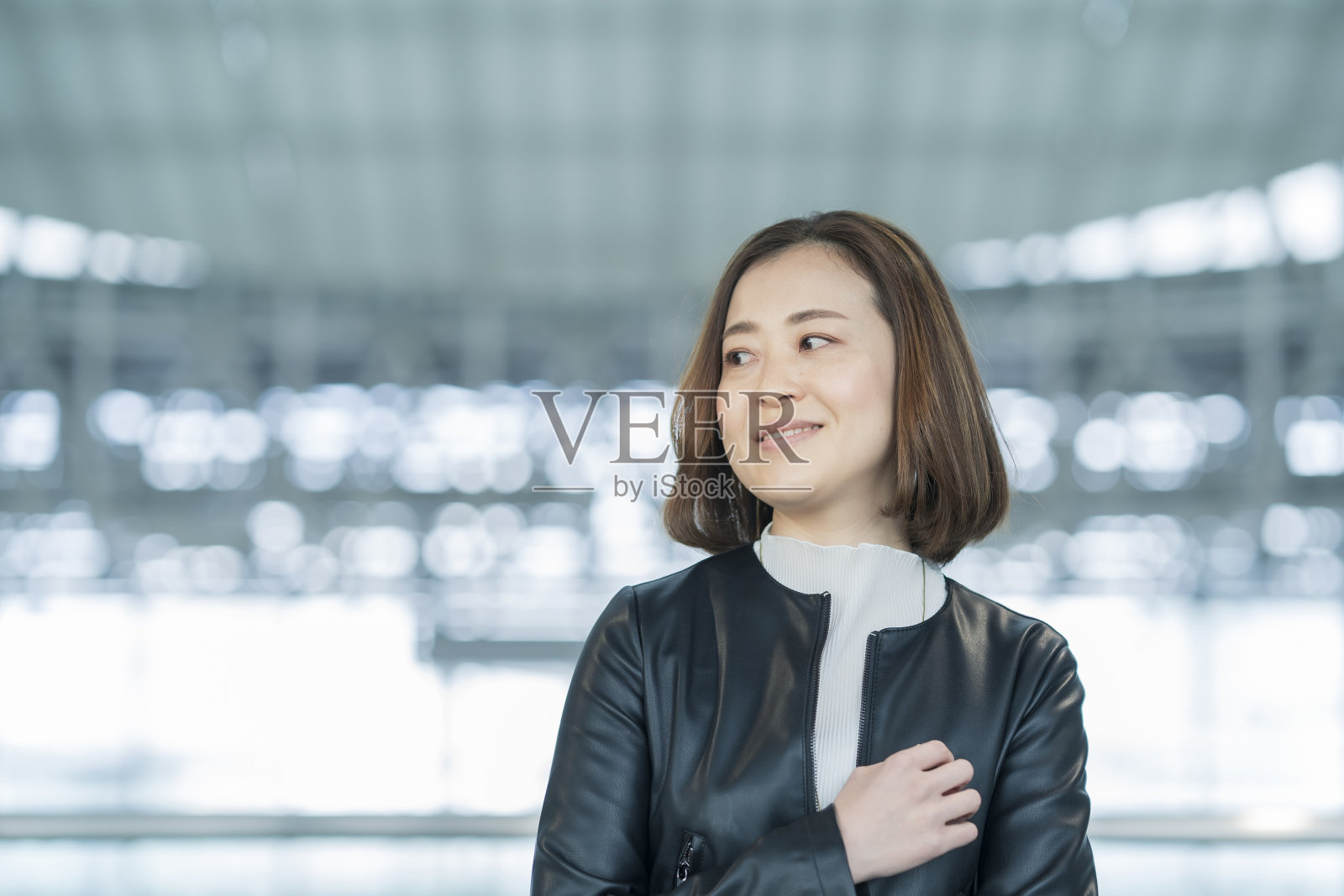 穿着休闲的亚洲商务女性照片摄影图片