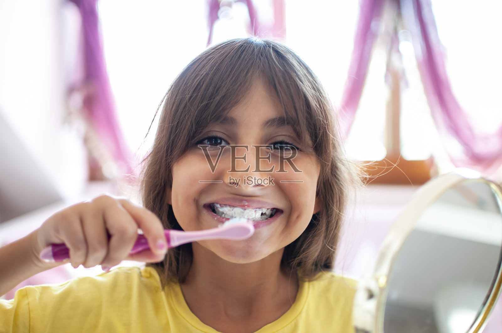 小女孩在刷牙照片摄影图片