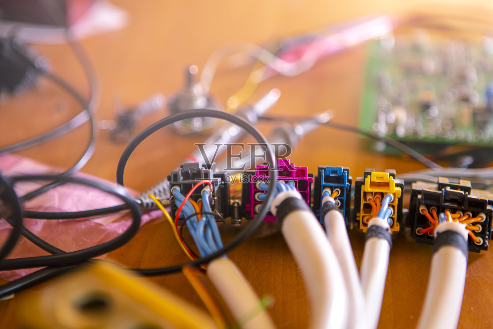 在印刷电路板测试过程中，实验室中探头和服务连接器端子的特写。水平的形象照片摄影图片