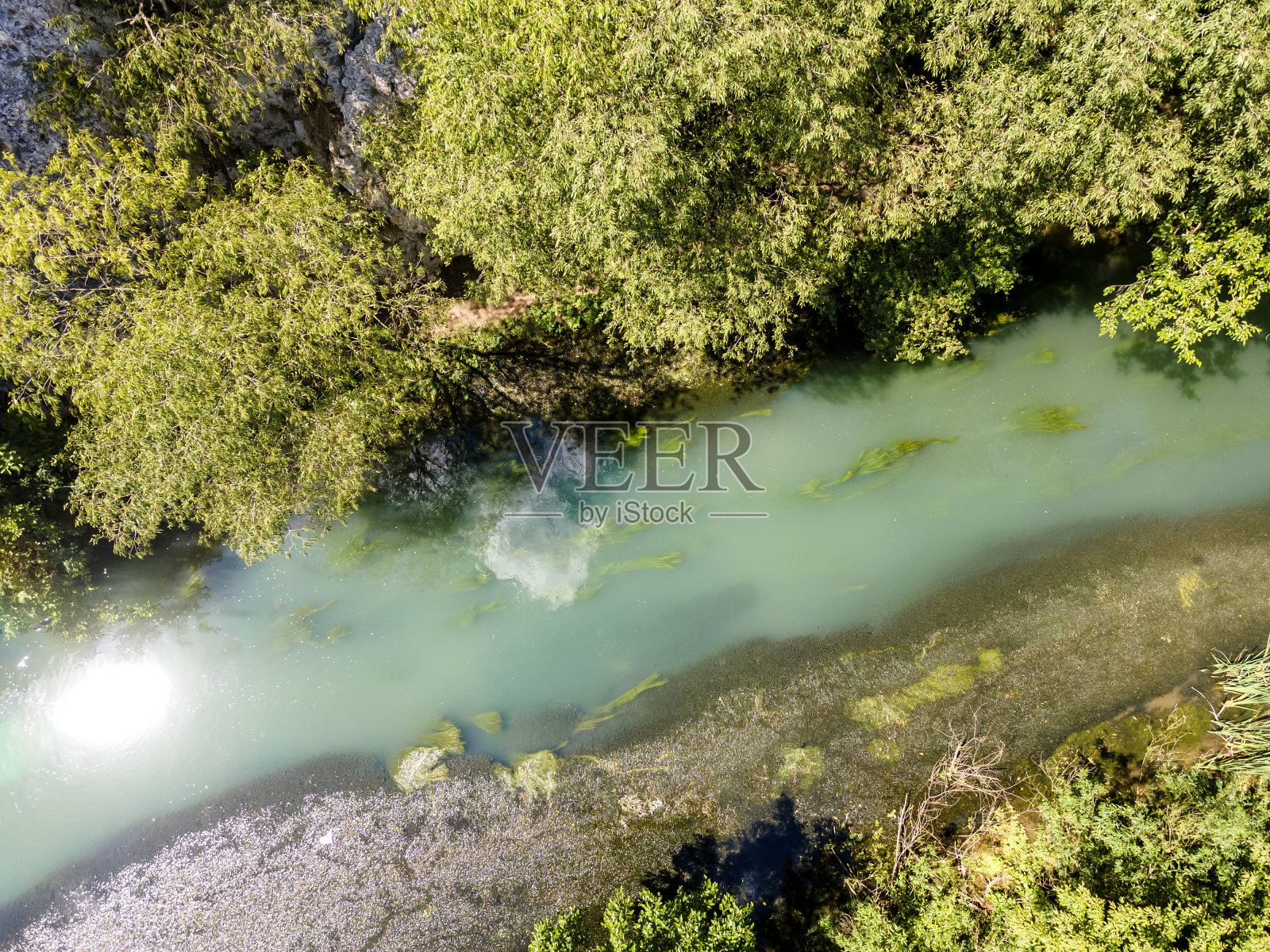 保加利亚金帕内加河沿岸的伊斯卡尔帕内加地质公园照片摄影图片