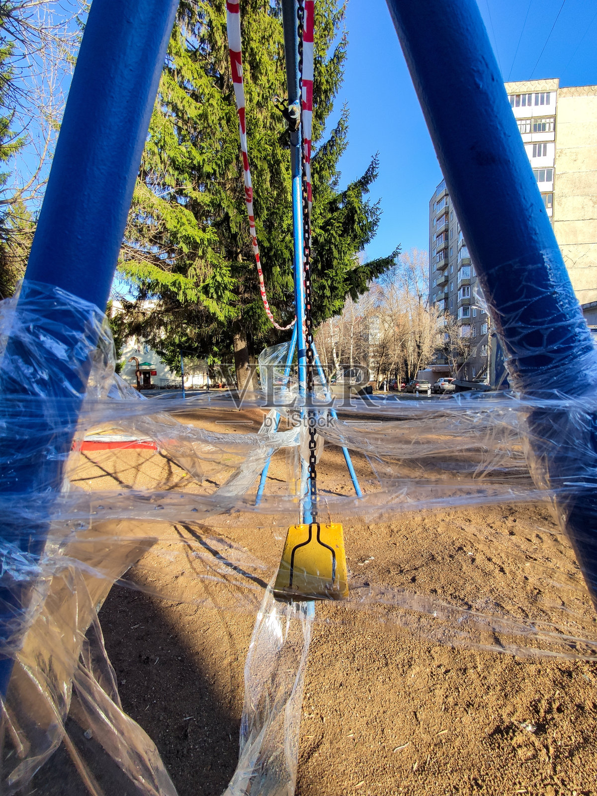 孩子们的秋千用警戒线封住了。你不能骑在上面。预防新冠肺炎疫情传播照片摄影图片