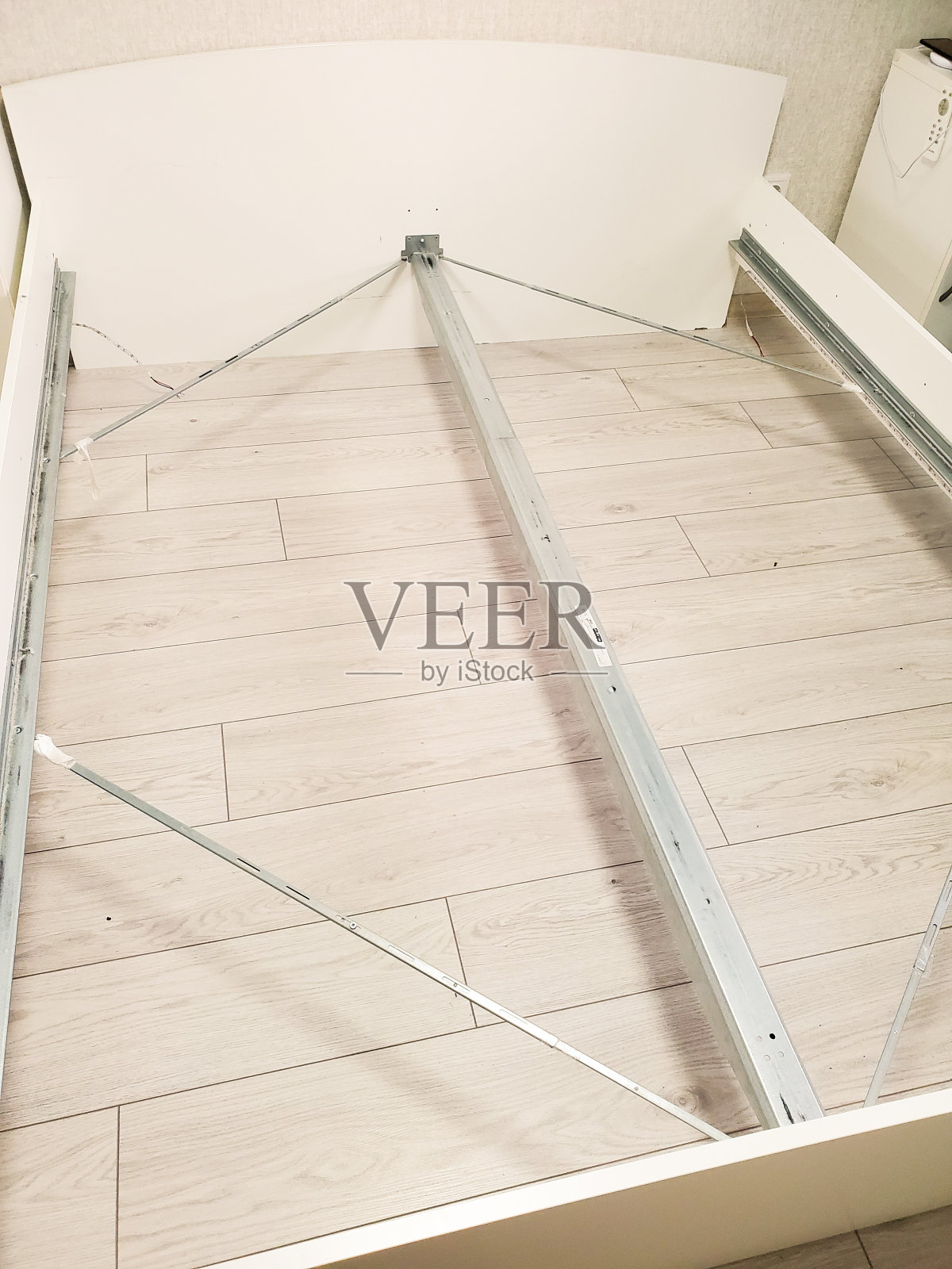 带矫形木底座的床。在房间里组装一张床照片摄影图片