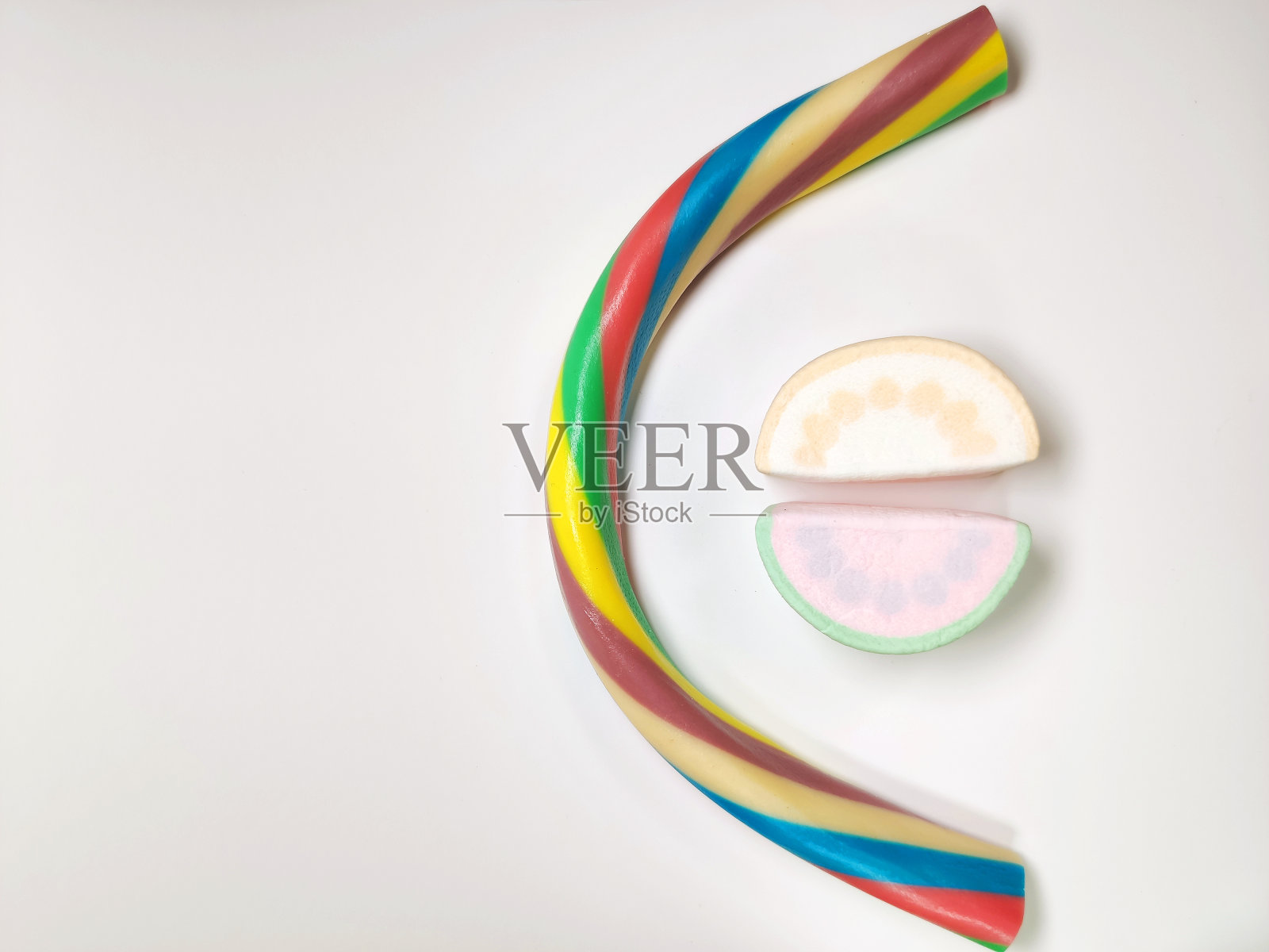 咀嚼糖果的形式的绳子在白色的背景上照片摄影图片