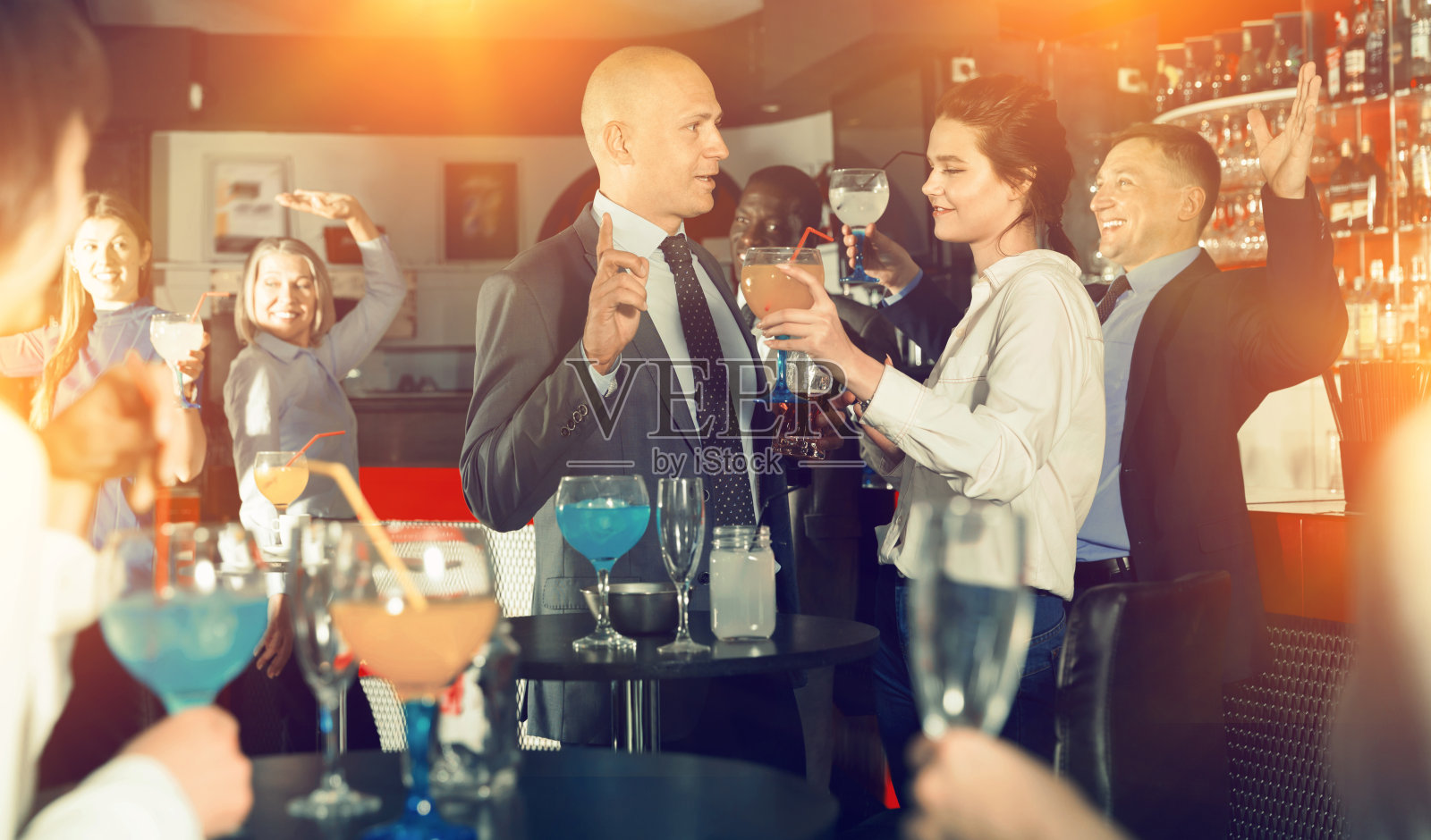 愉快的男同事和女同事在公司里玩得很开心照片摄影图片