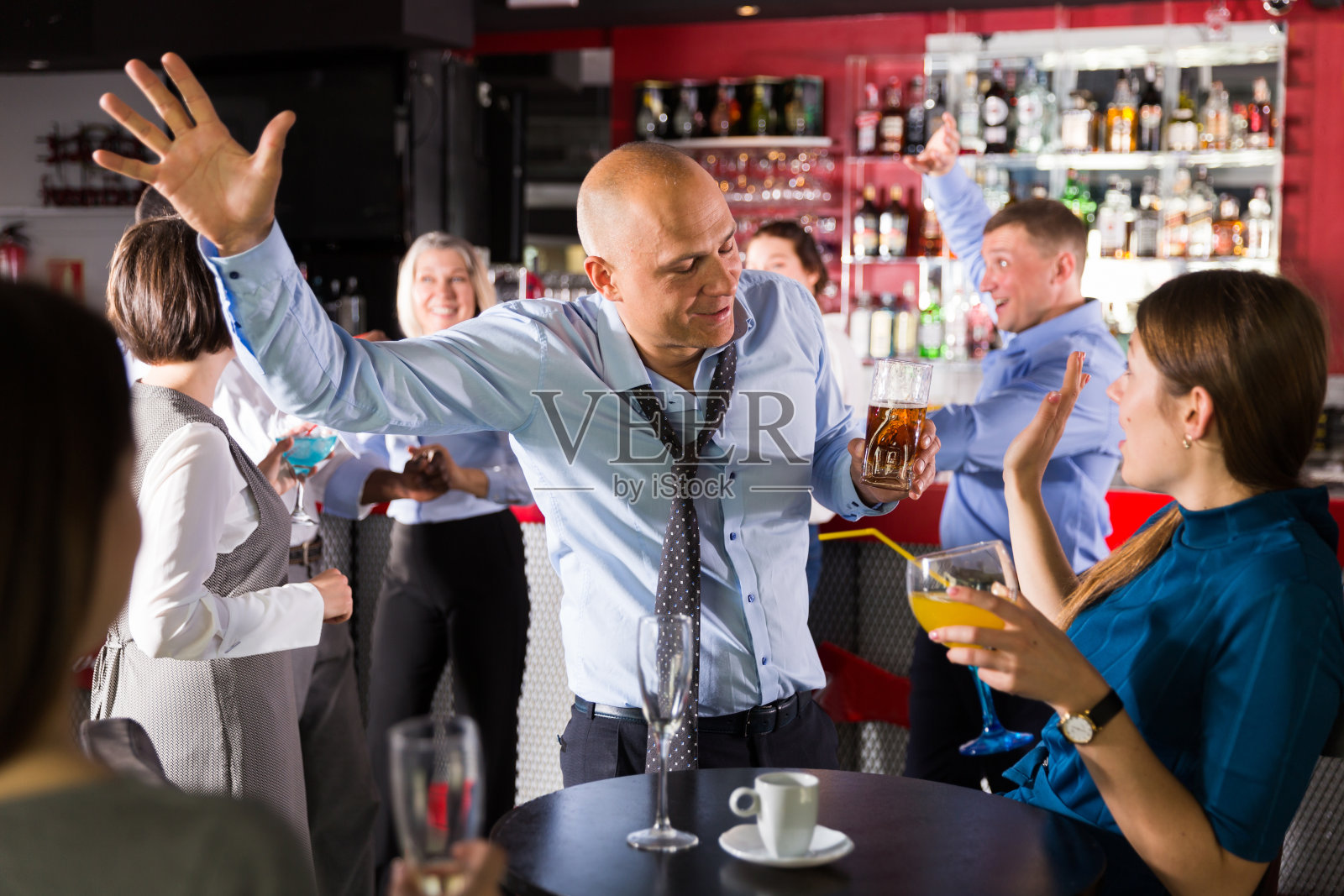 公司派对上穿衬衫的男人照片摄影图片