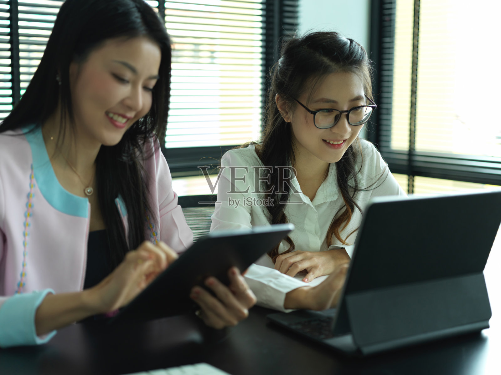 两个女工人一起工作的项目肖像照片摄影图片