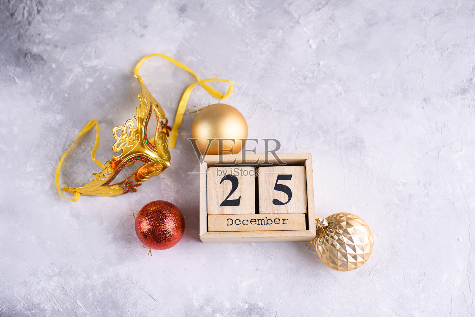 新年内容，圣诞树金玩具、小圣诞树、彩灯、木生态方块配12月25日的人物。照片摄影图片