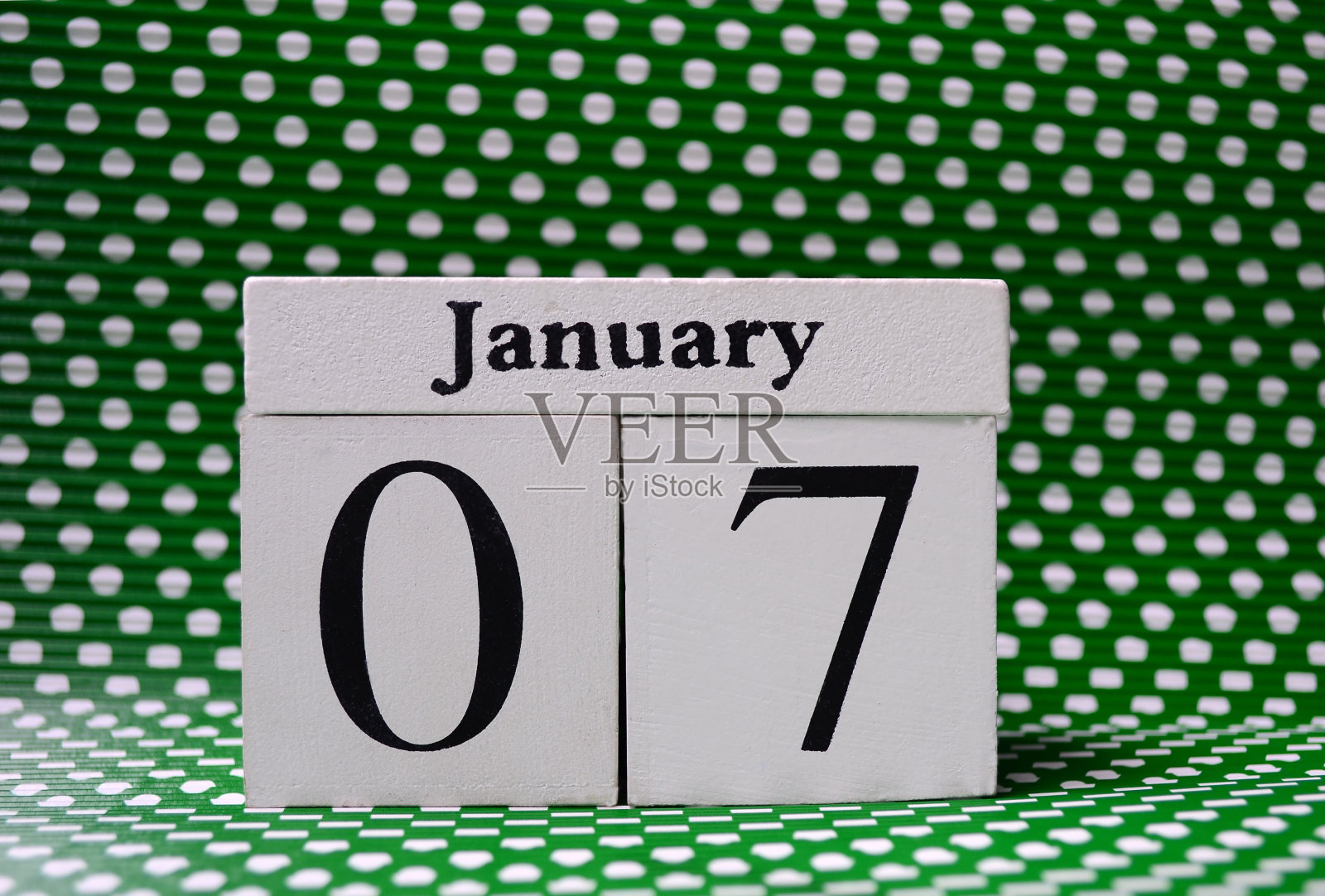 日期1月7日与绿色圆点背景照片摄影图片