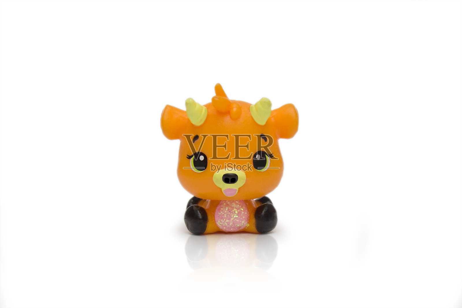 孩子们的玩具。白色背景上的玩具牛。2021年的象征。隔离。Copyspace照片摄影图片