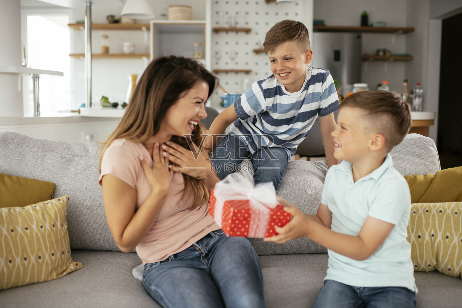 母亲收到儿子们送的礼物很惊讶照片摄影图片