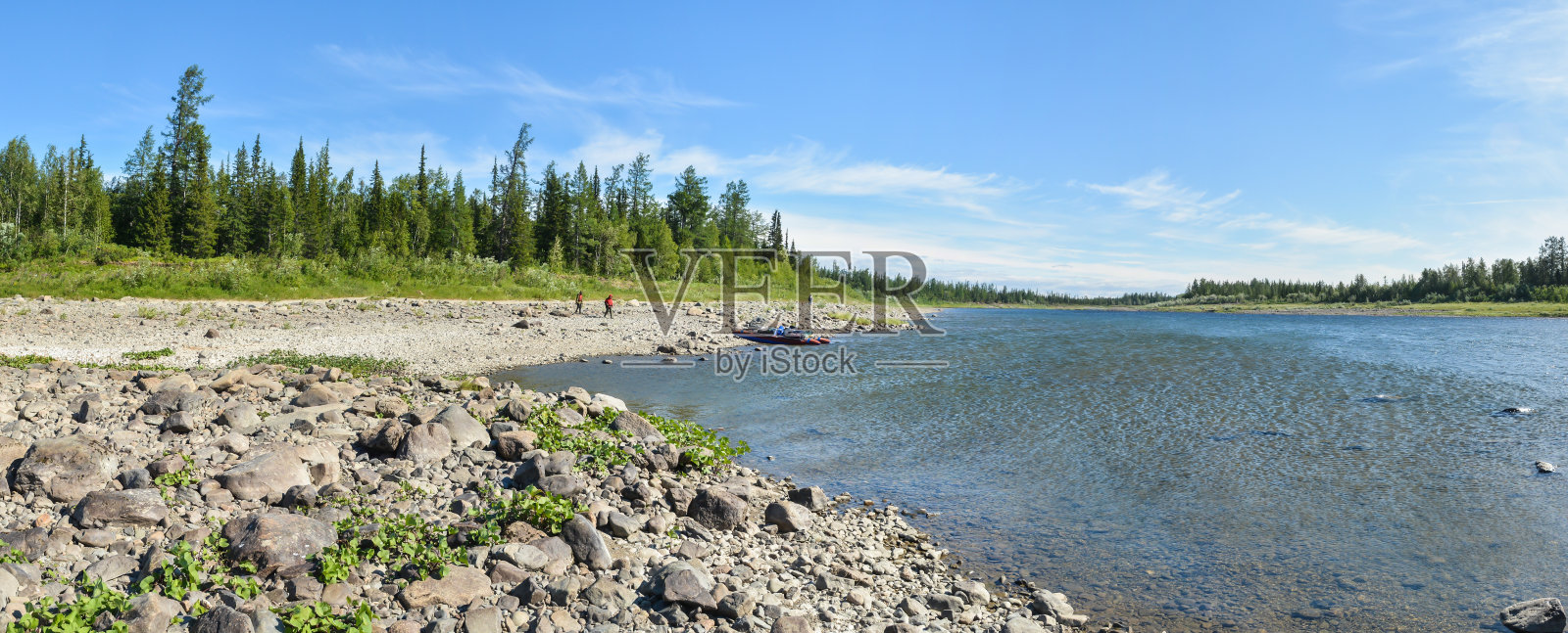 北部河流的全景。照片摄影图片