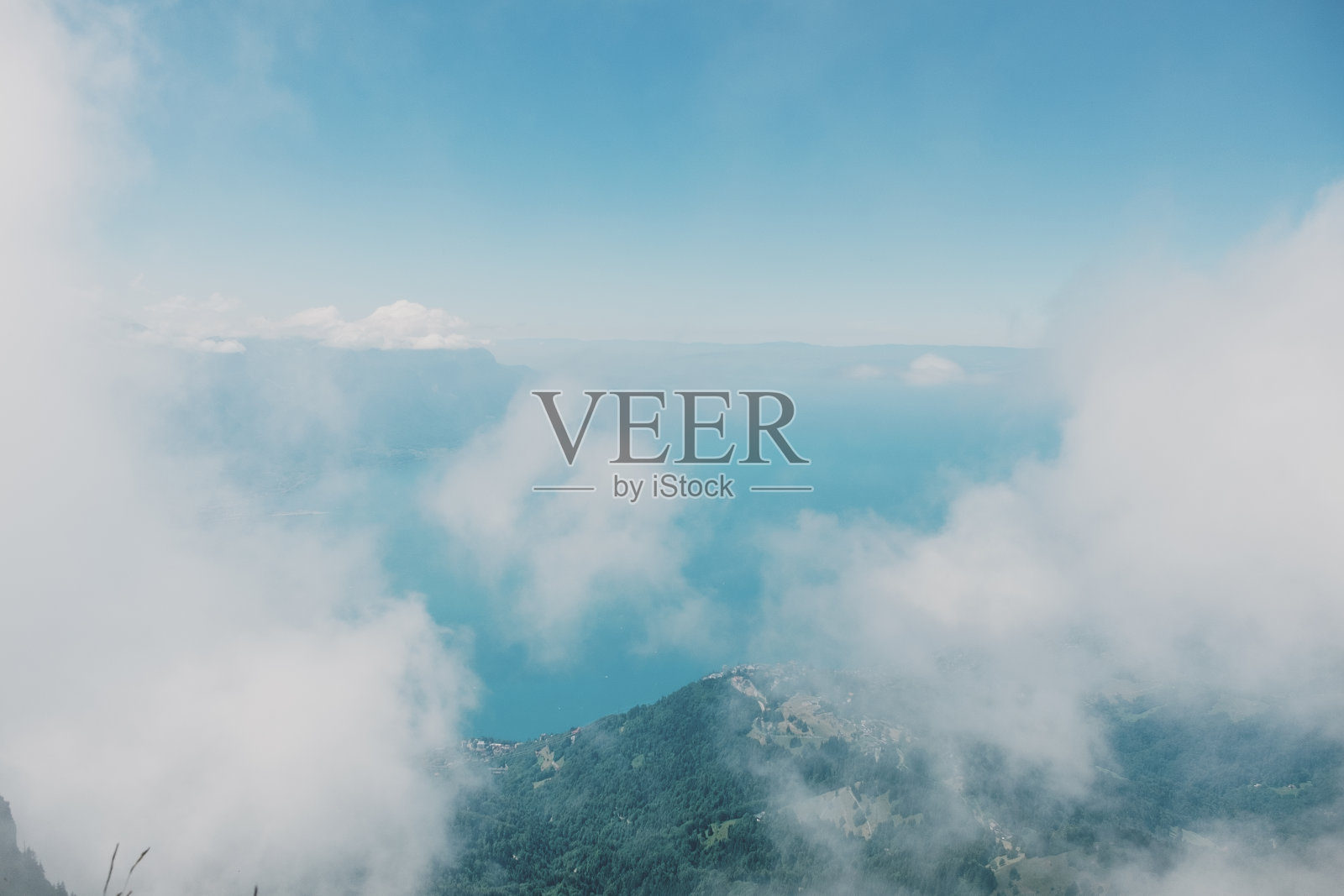 日内瓦湖在云中从山顶上看照片摄影图片