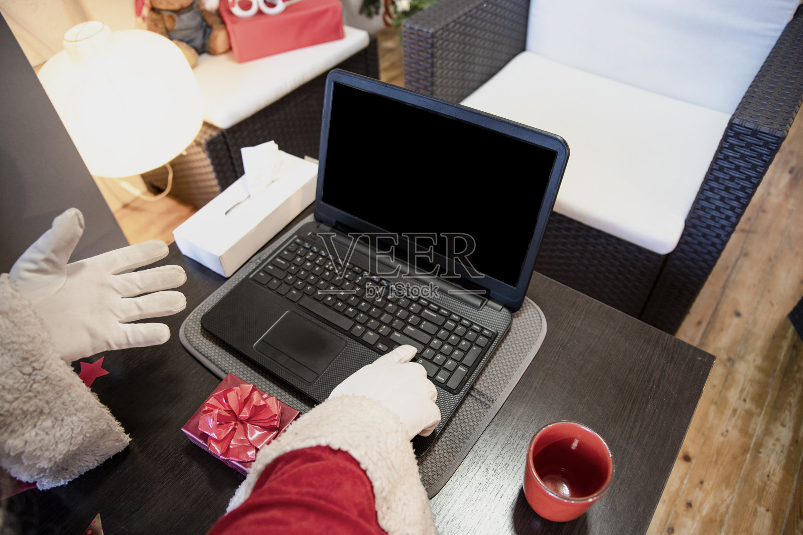 圣诞老人在家忙着照片摄影图片