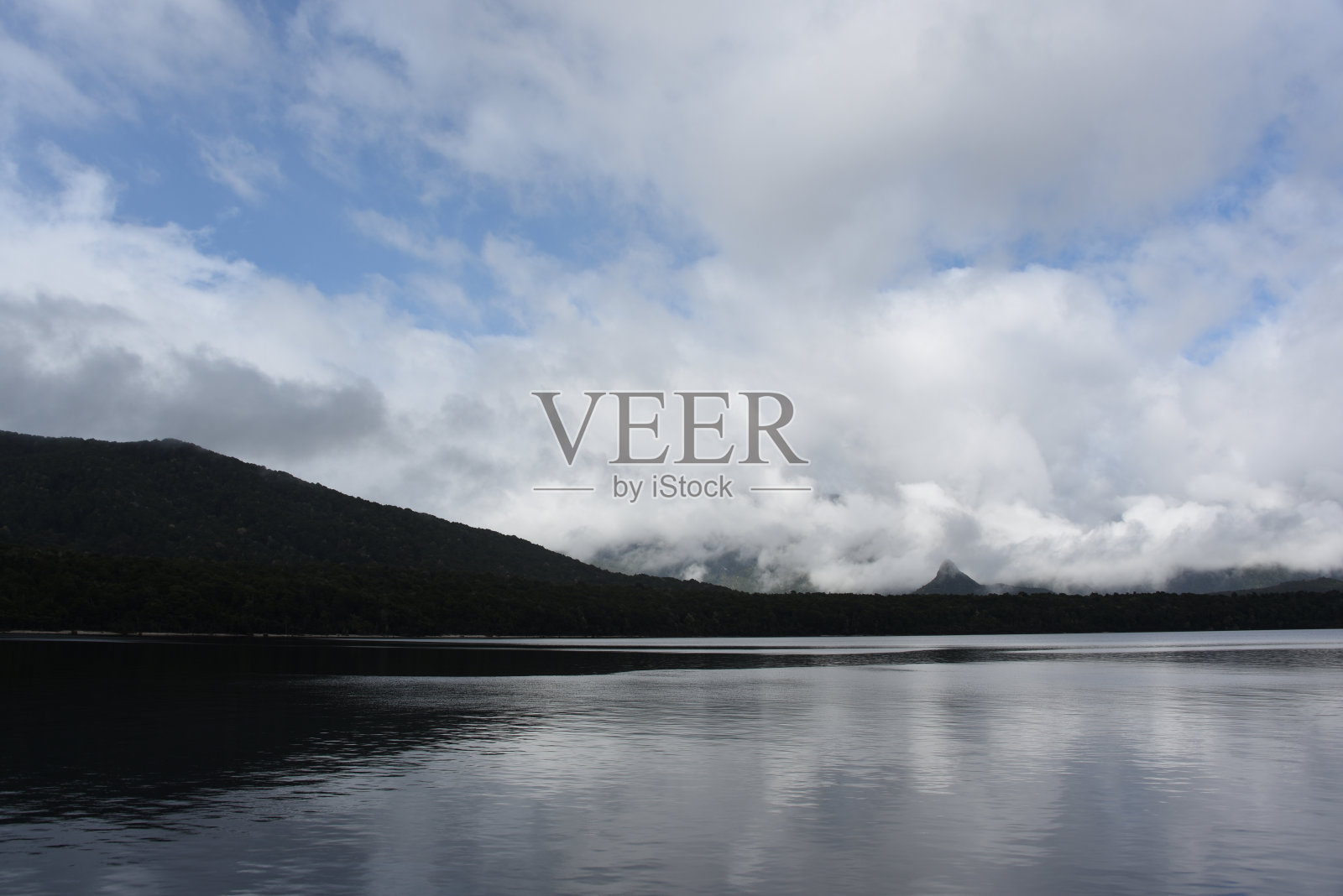 新西兰-全框反射光横跨湖特阿瑙照片摄影图片