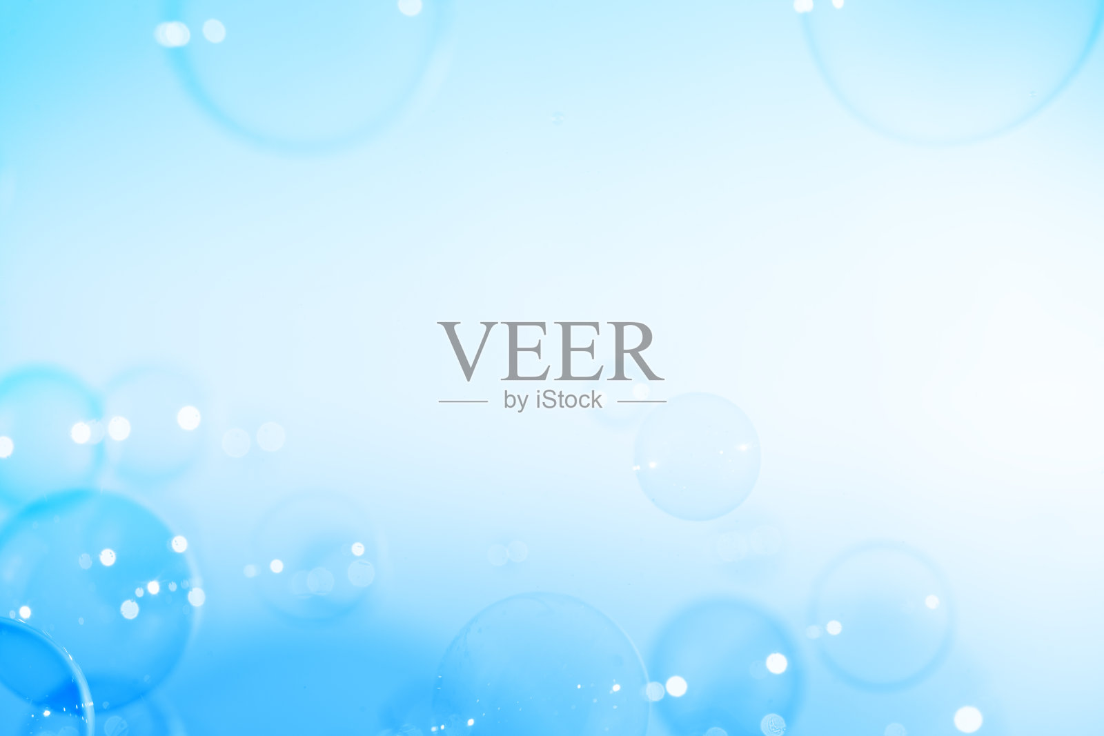 白色背景上美丽的蓝色肥皂泡。摘要，天然清新皂液夏日背景。照片摄影图片