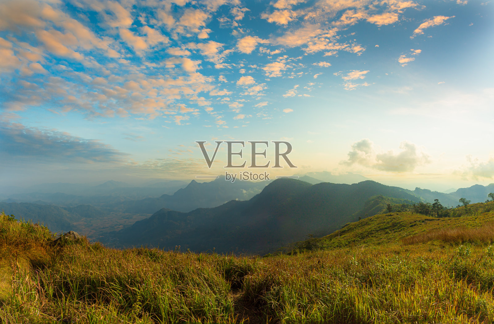 在落日山脉。美丽的自然景观在夏季时间照片摄影图片