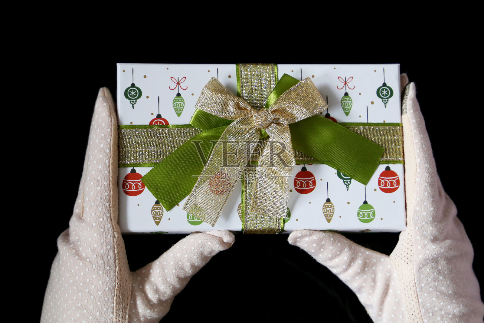 圣诞礼盒在女性手中在保护手套照片摄影图片