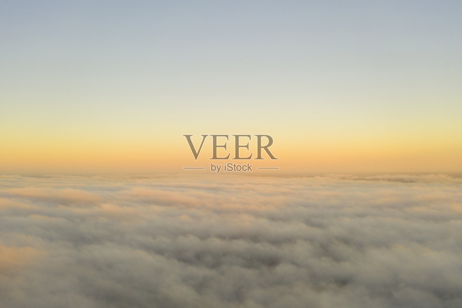 鸟瞰图金色日出在云在蓝色的天空。鸟瞰图云图。纹理的云。从以上观点。橙色的日出或日落在云上。全景云纹理照片摄影图片