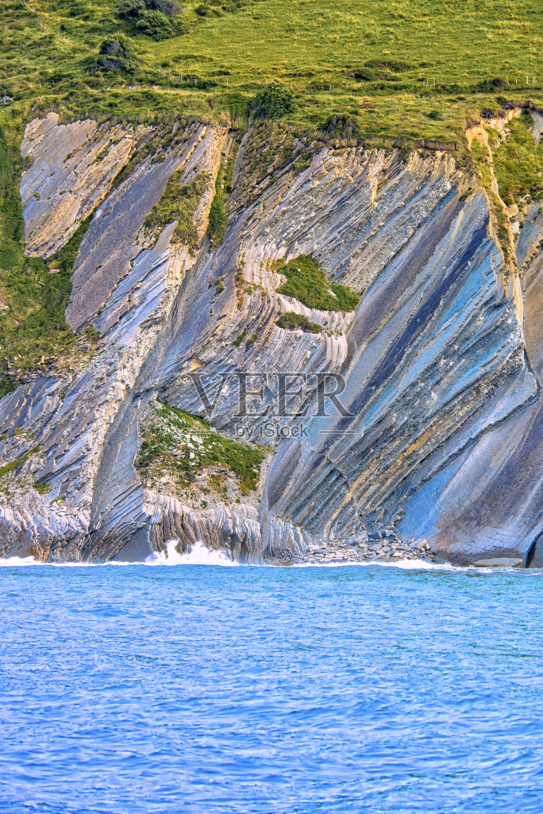 陡峭倾斜的弗莱施层，巴斯克海岸联合国教科文组织世界地质公园，西班牙照片摄影图片