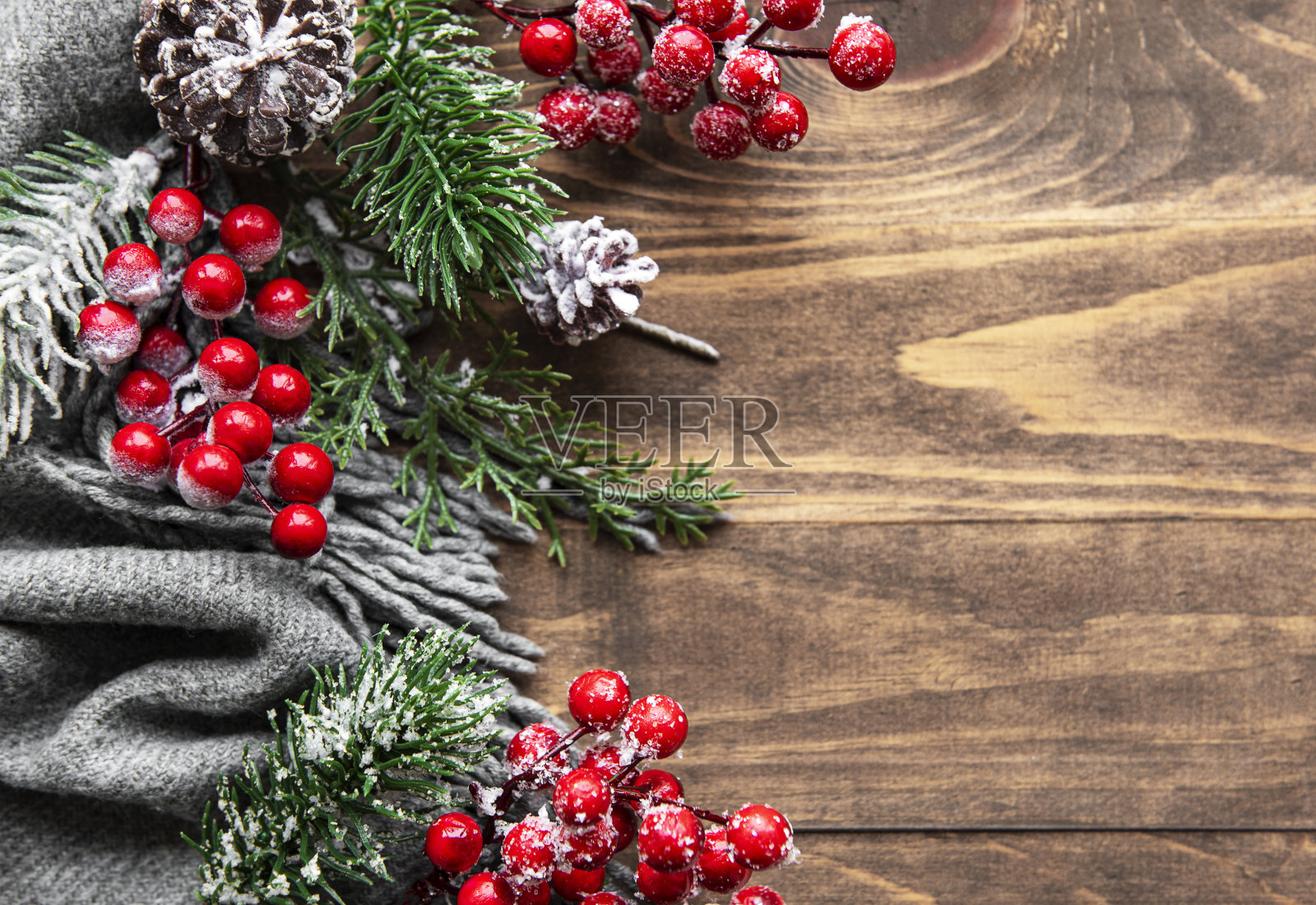 圣诞节扁平背景，带冷杉树和装饰品照片摄影图片