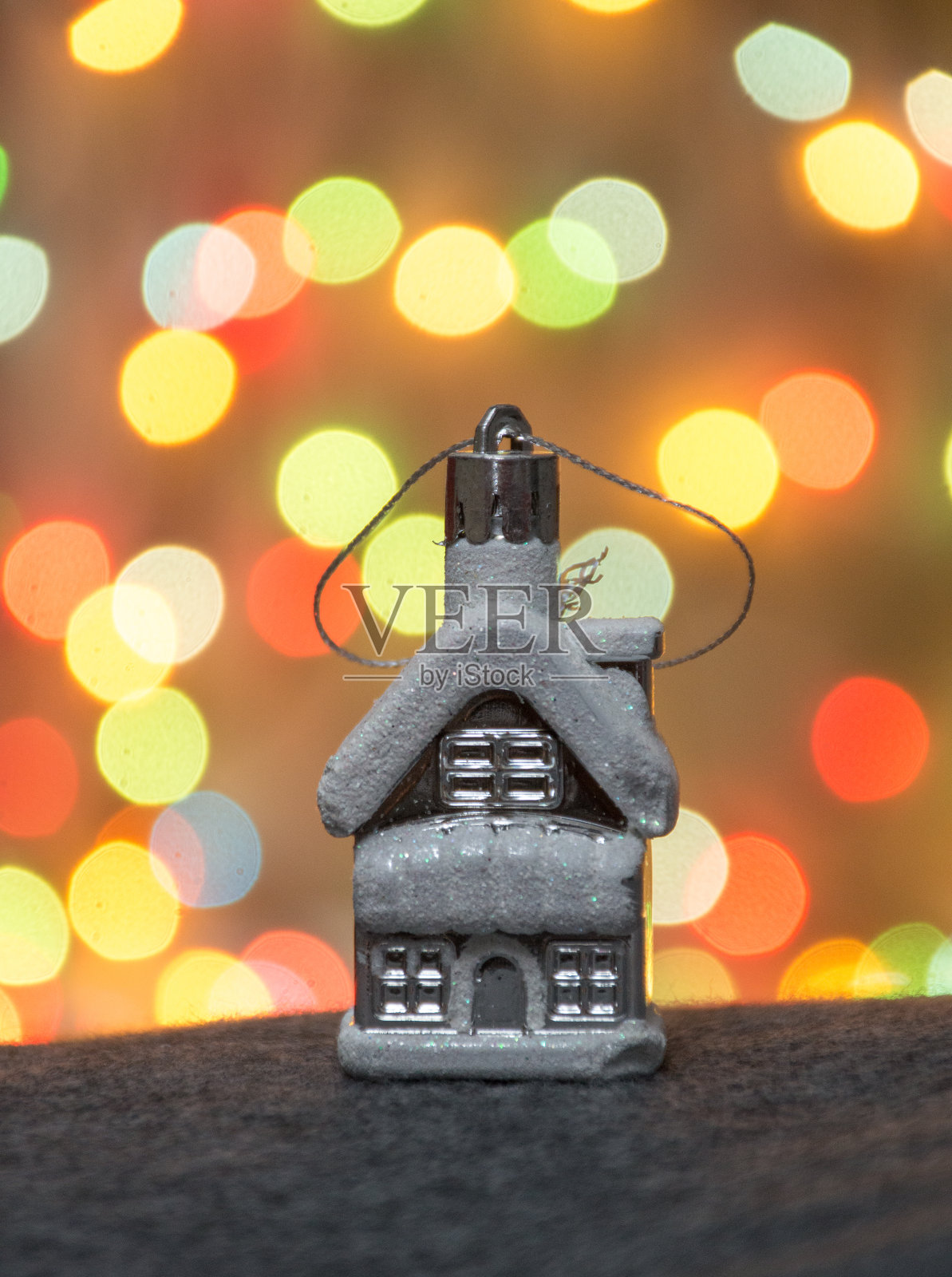 花环背景上的圣诞玩具和蜡烛照片摄影图片