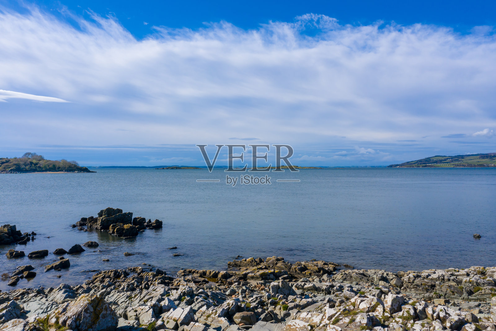 在苏格兰西南部的邓弗里斯和加洛韦，从一个平静的海湾和岩石海岸的无人机的观点照片摄影图片