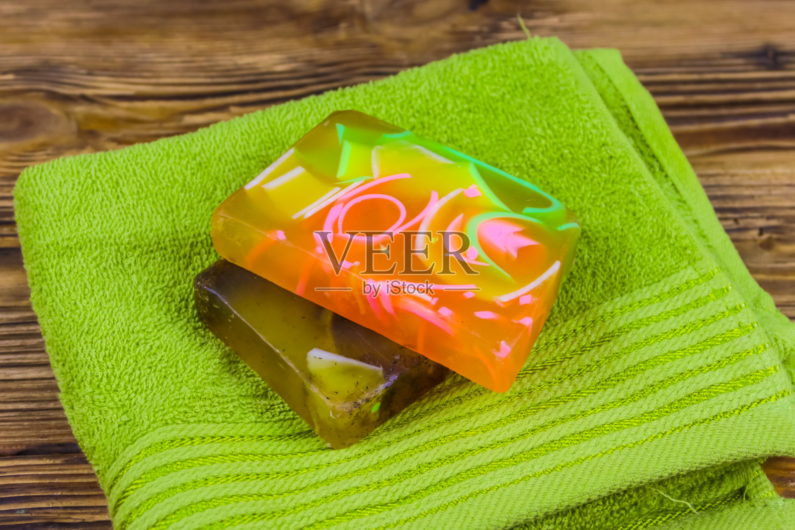 木制背景上的手工肥皂条和毛巾照片摄影图片