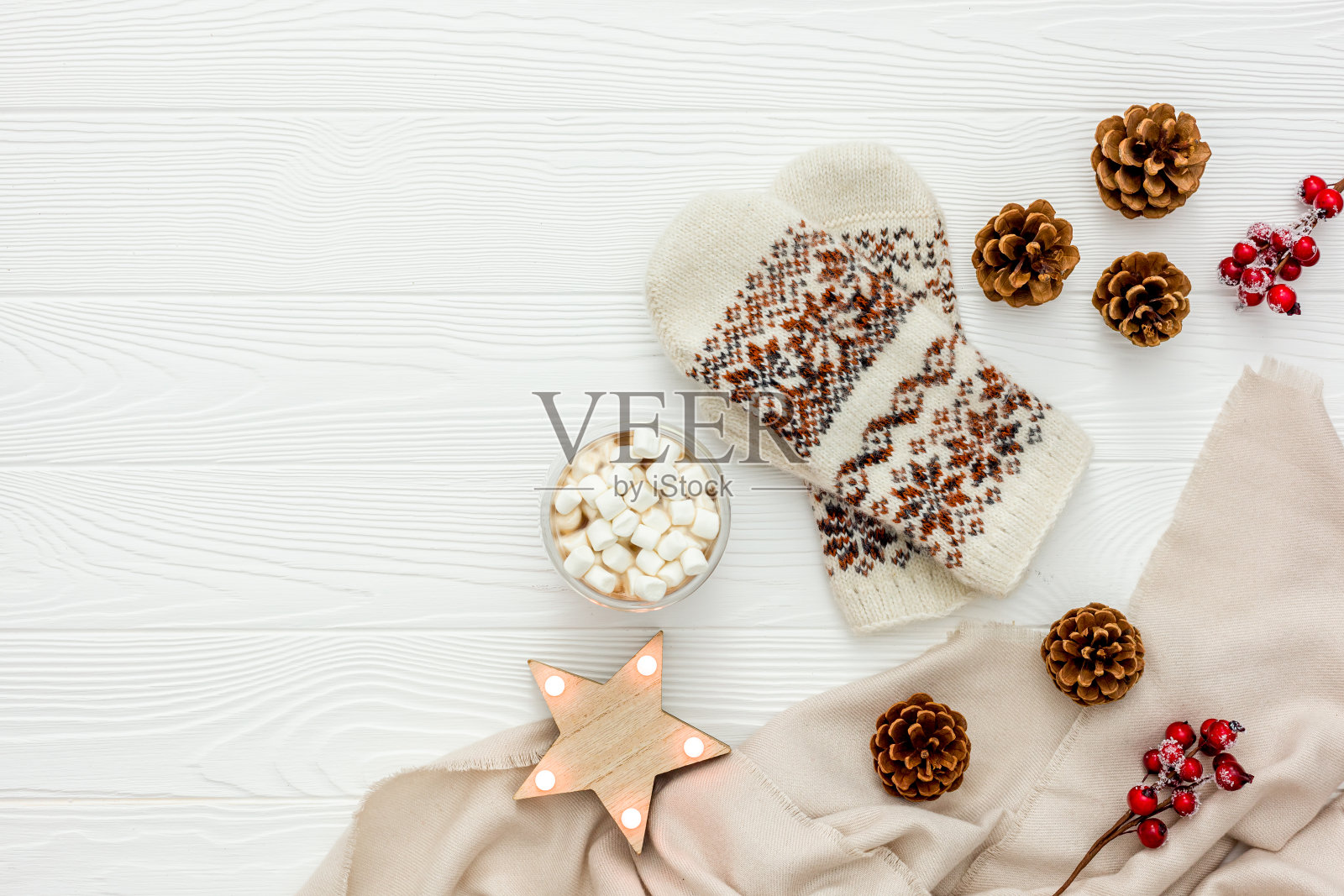 舒适的圣诞夜晚与可可平铺白木制照片摄影图片