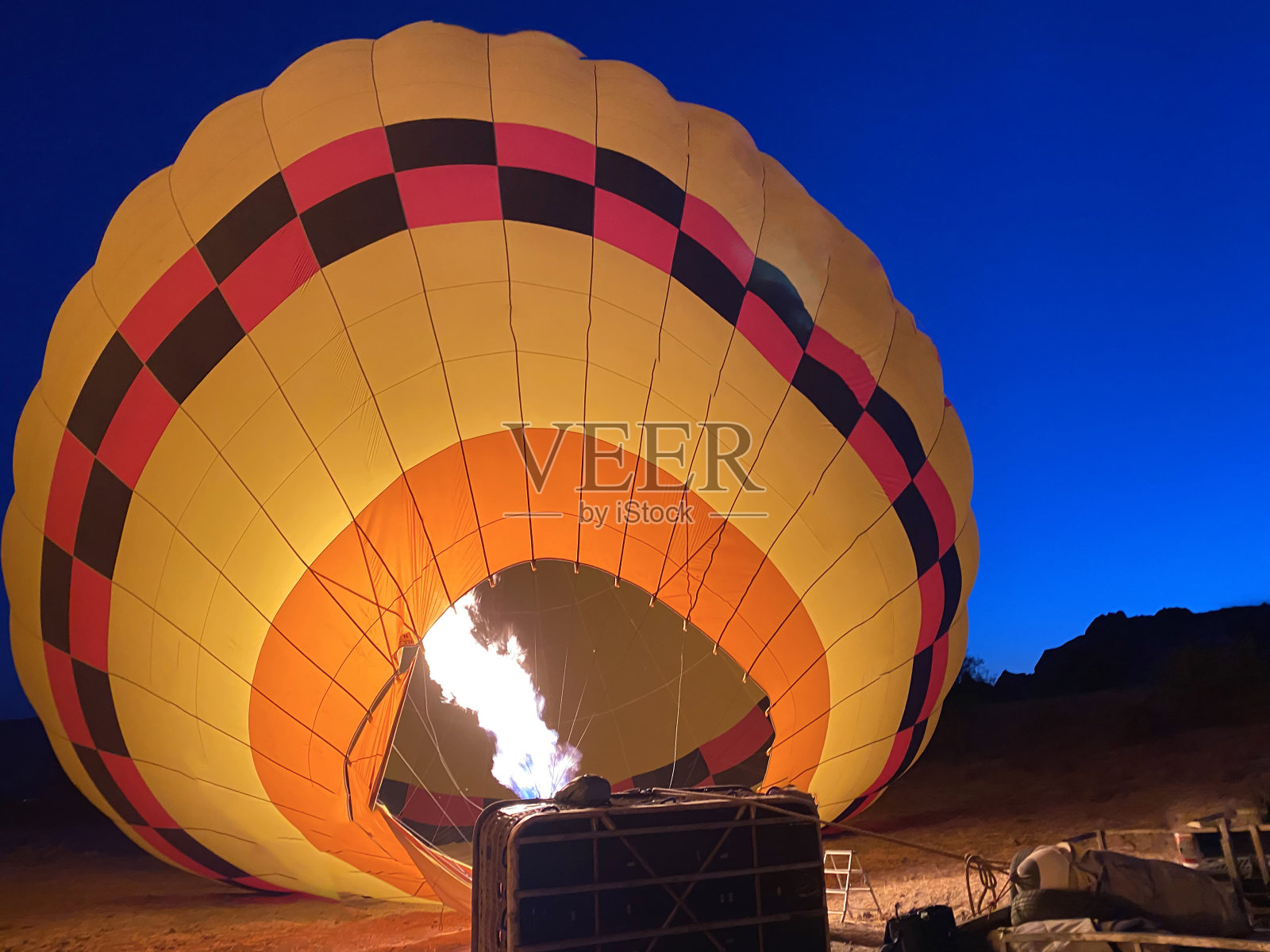让热气球充满热气，卡帕多西亚的日出和黎明照片摄影图片