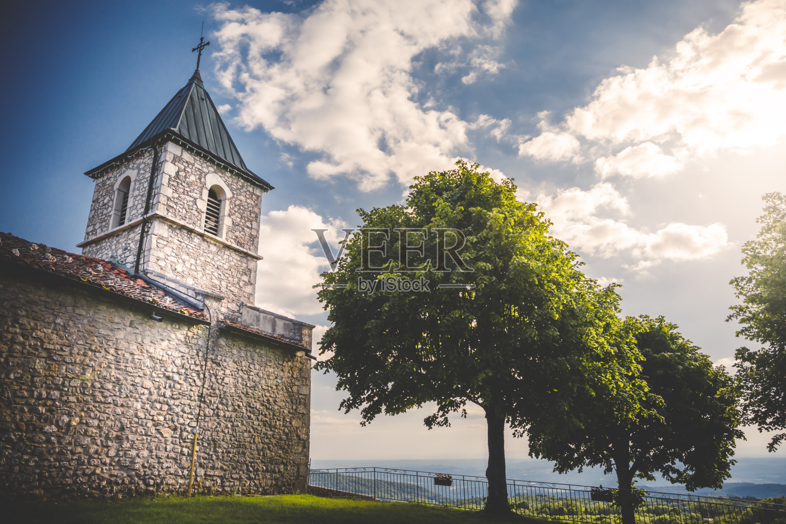 古老的石头教堂的法国村庄Innimond在春天Bugey阿尔卑斯山脉照片摄影图片