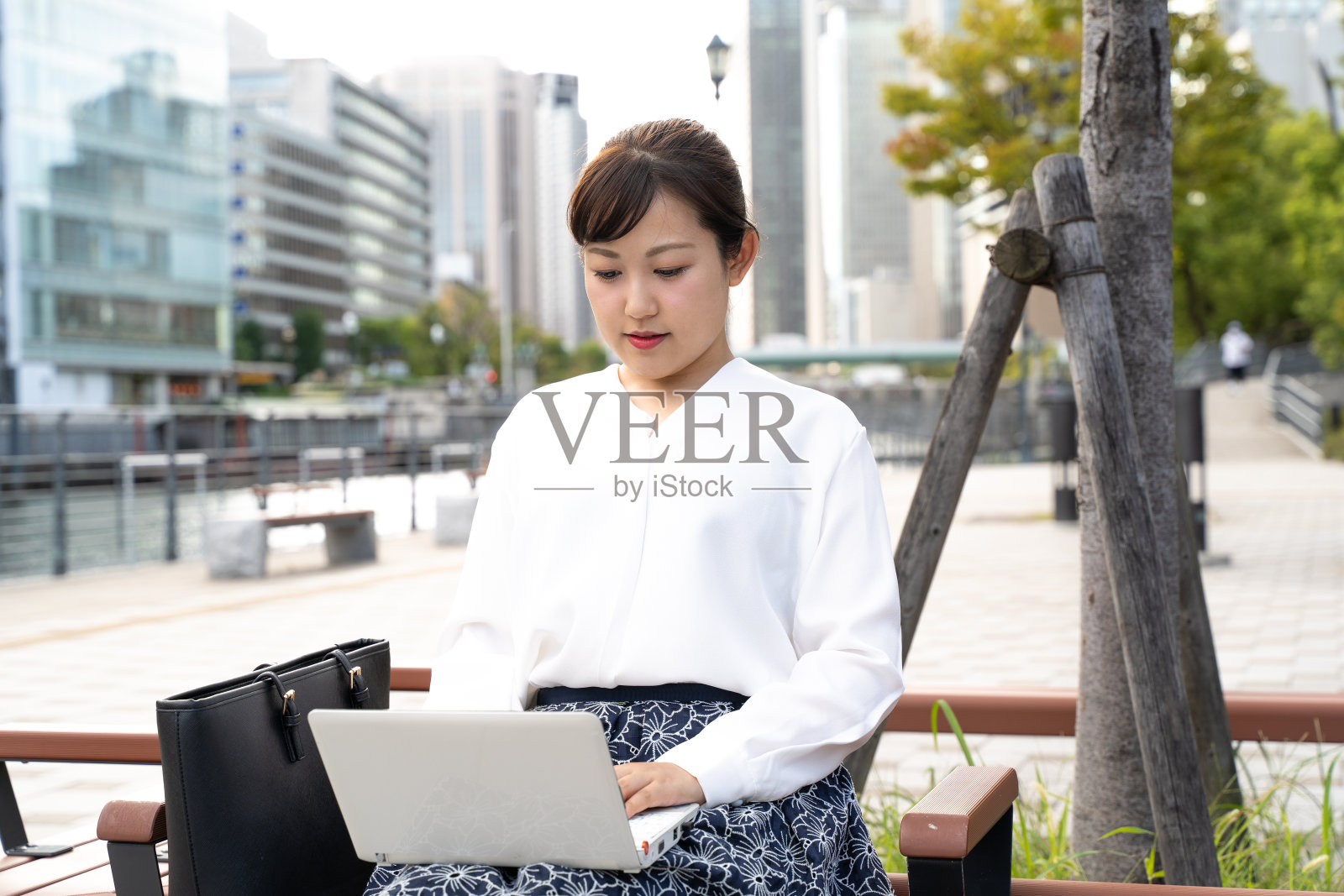 年轻女子在外面操作电脑照片摄影图片