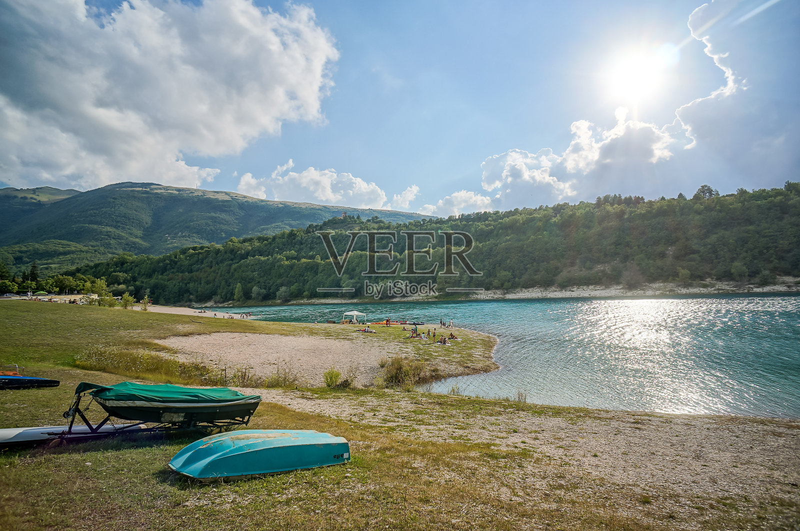 山脉中的湖泊背景照片摄影图片