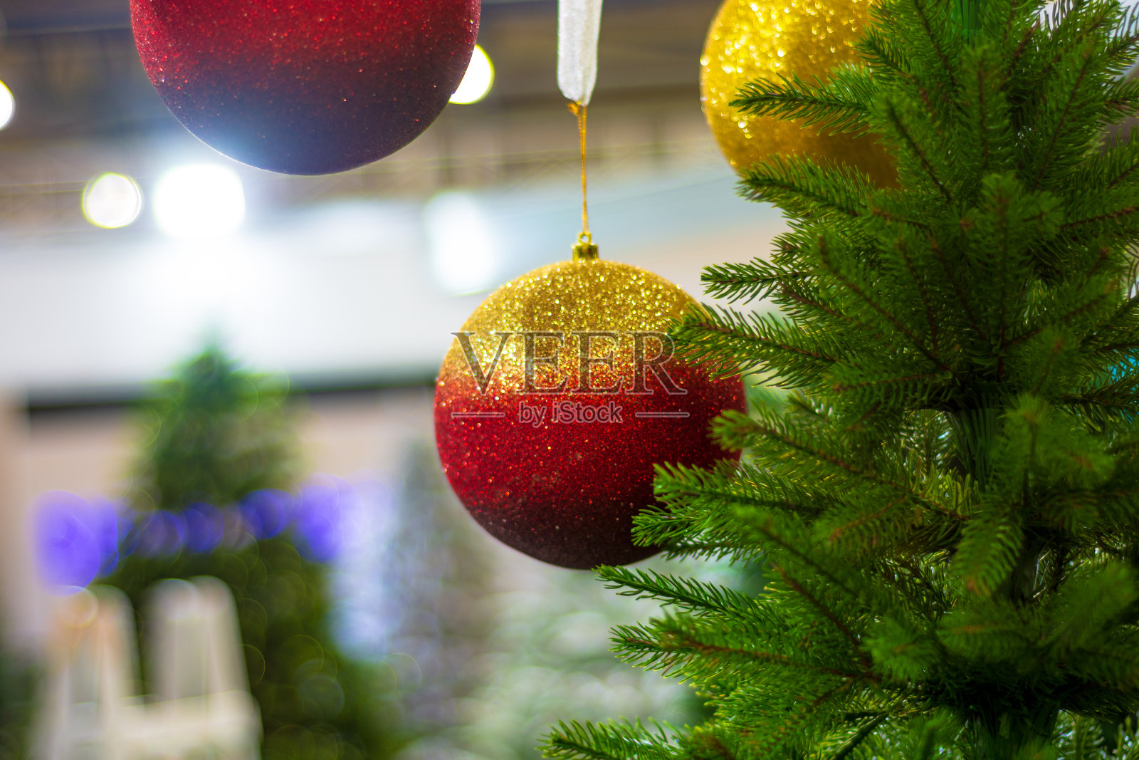 红色的金色圣诞球挂在树枝上照片摄影图片