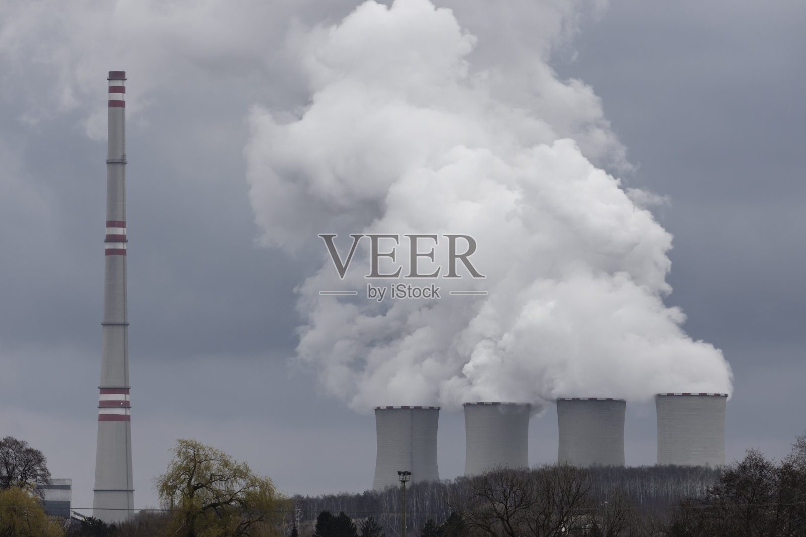 冒烟的烟囱，捷克共和国的发电厂照片摄影图片